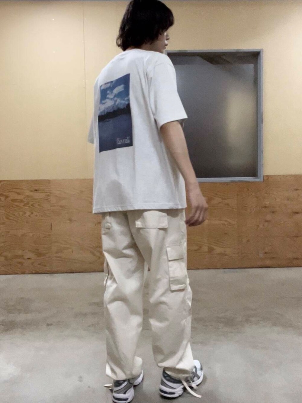 グレー系のTシャツ/カットソー、ホワイト系のスニーカー、ホワイト系のその他パンツを着用したメンズの夏コーディネートの1枚目の写真