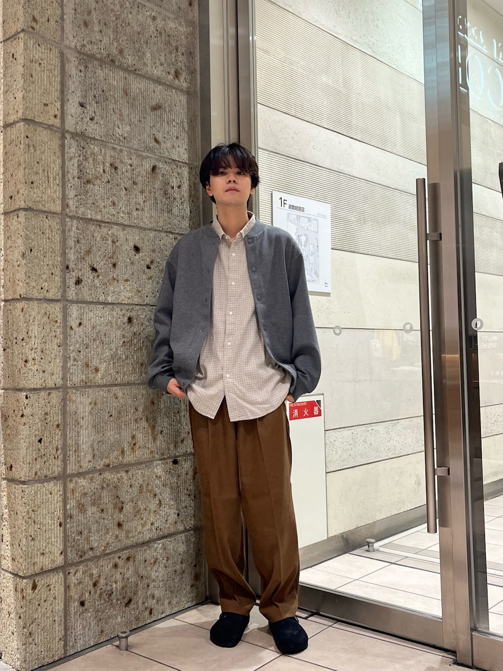 グレー系のカーディガン/ボレロ、ホワイト系のシャツ/ブラウス、ベージュ系のその他パンツを着用したメンズの秋コーディネートの1枚目の写真