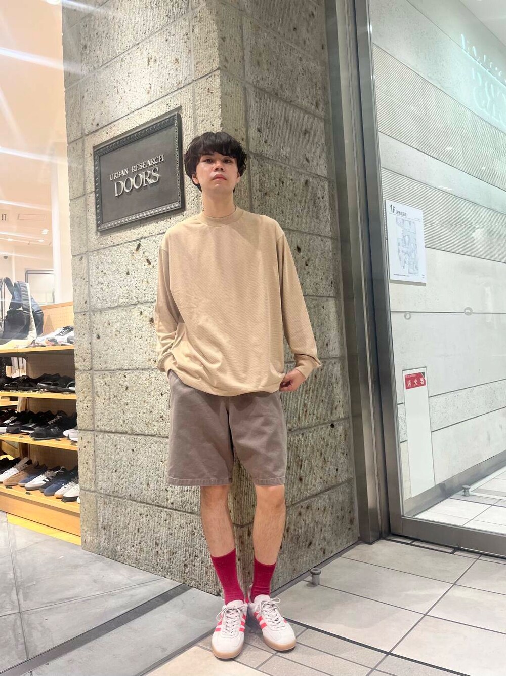 ブラウン系のその他パンツ、ベージュ系のスニーカーを着用したメンズの夏コーディネートの1枚目の写真