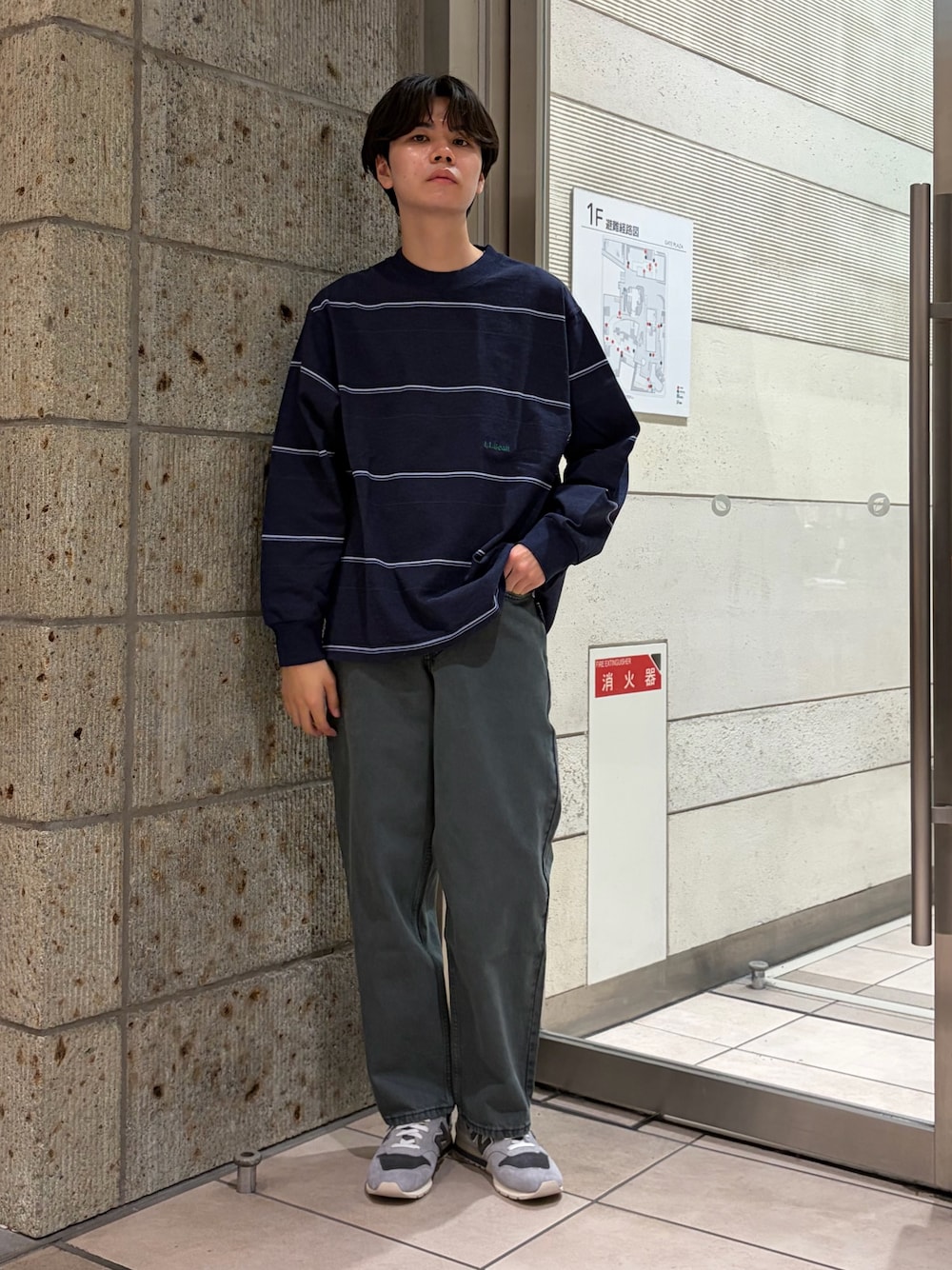 ブルー系のTシャツ/カットソー、ブルー系のデニムパンツ、グレー系のスニーカーを着用したメンズの夏コーディネートの1枚目の写真