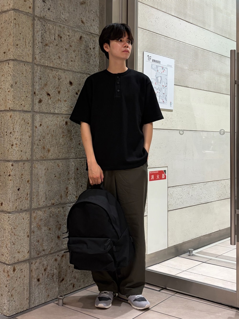 ブラック系のTシャツ/カットソー、グリーン系のその他パンツ、ブラック系のバックパック/リュックを着用したメンズの夏コーディネートの1枚目の写真