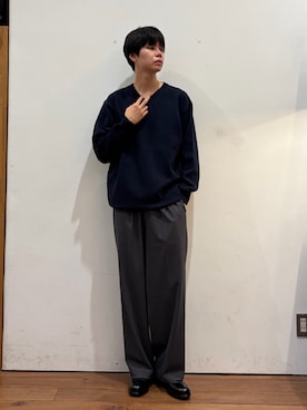 「URBAN RESEARCH DOORS（アーバンリサーチドアーズ）のVネック インレー スウェットライクロングスリーブニット（ニット/セーター、ブルー系）」を使った、ITOさん（メンズ・180cm）の秋コーディネート