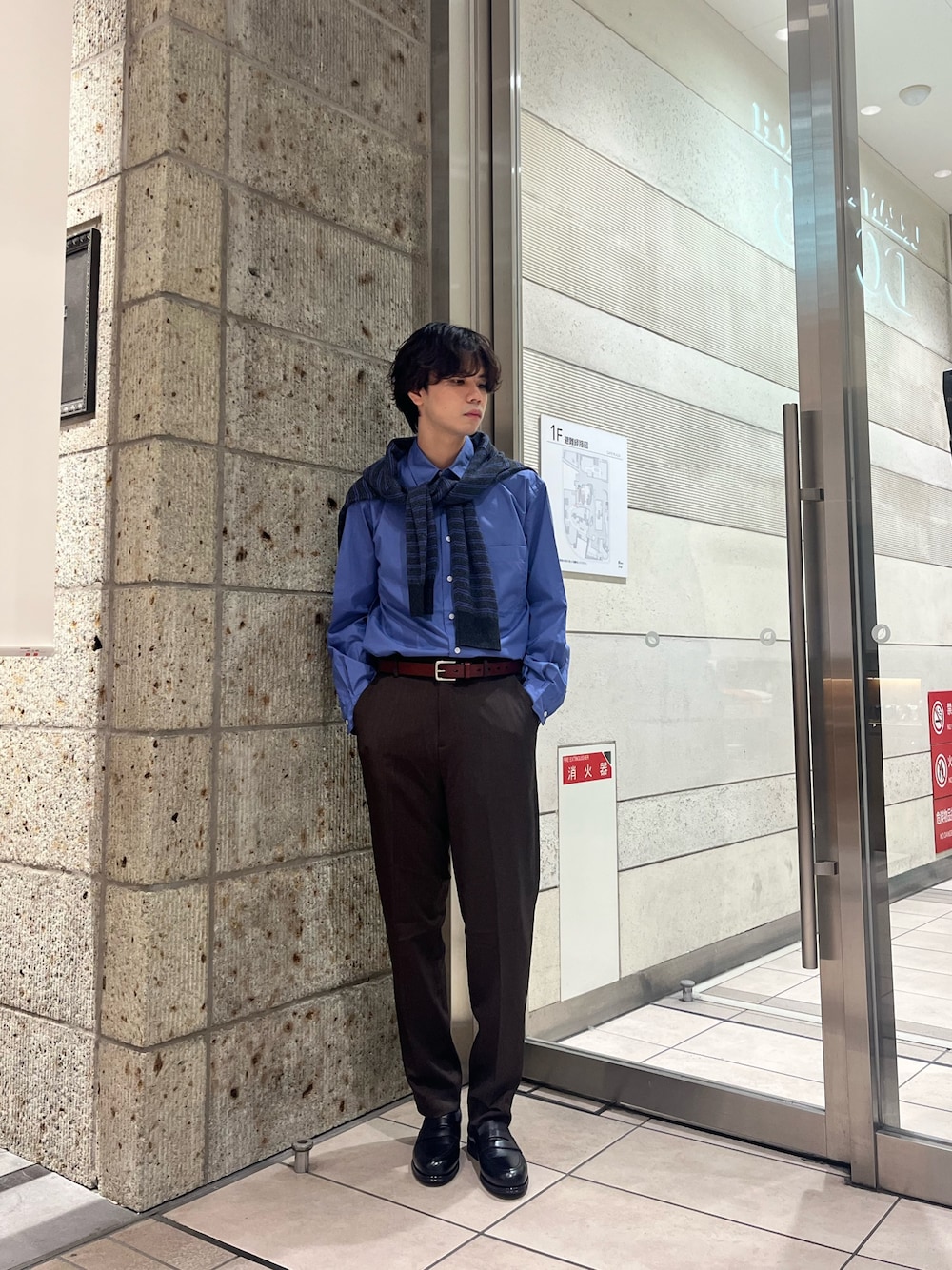 ブラック系のドレスシューズ、ブラウン系のその他パンツ、ブルー系のシャツ/ブラウスを着用したメンズの秋コーディネートの1枚目の写真