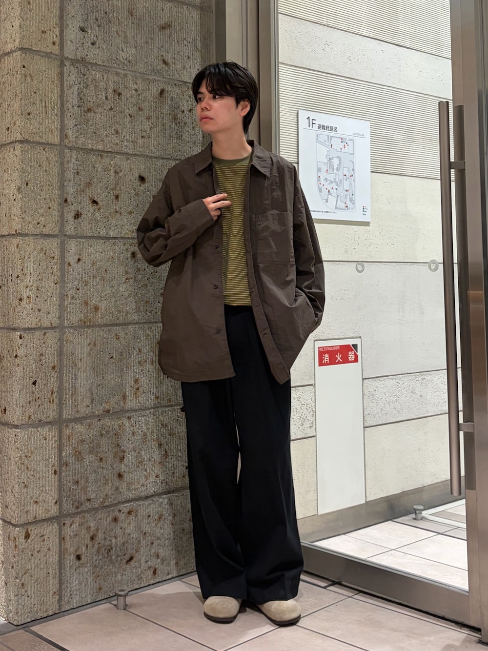 ブラウン系のシャツ/ブラウス、イエロー系のTシャツ/カットソー、ブラック系のその他パンツを着用したメンズの夏コーディネートの1枚目の写真