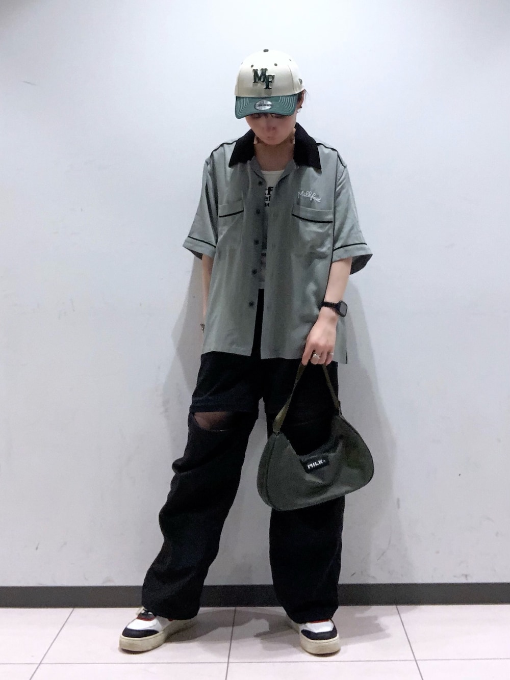 「MILKFED.、ミルクフェド、夏コーデ、NEW ERA、コラボ、帽子、キャップ、シャツスタイル、刺繍、パンツ、２ＷＡＹ、メンズライク」｜「MILKFED.のLOGO PLATE HANDBAG（ハンドバッグ、ブラック系）」を使った、MAMIさん（レディース・160cm）の夏コーディネートの1枚目の写真