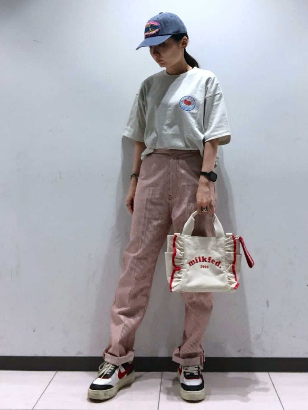 「MILKFED.、ミルクフェド、キャップ女子、Tシャツ、グラフィックＴ、いちご、レトロ、ストレートパンツ、ショルダーバッグ、フリル」｜「MILKFED.のCIRCLE STRAWBERRY LOGO S/S TEE（Tシャツ/カットソー、ベージュ系）」を使った、MAMIさん（レディース・160cm）の夏コーディネートの1枚目の写真