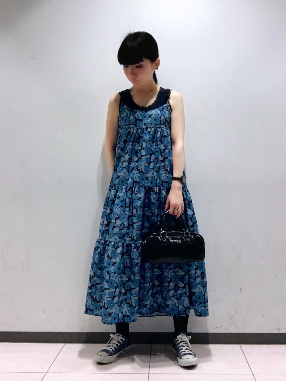 「milkfed、ミルクフェド、アウトドアスタイル、夏コーデ、ロングワンピース、柄シャツ、ノースリーブ、ショルダーバッグ、スゥエットパンツ、レースタンク、花柄」｜「MILKFED.のFLORAL ALL OVER PATTERN DRESS（ワンピース、ブルー系）」を使った、MAMIさん（レディース・160cm）の夏コーディネートの1枚目の写真
