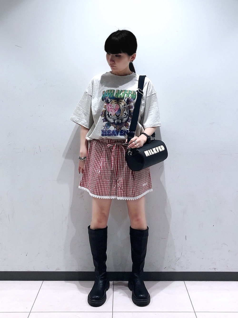「MILKFED.、ミルクフェド、甘辛mix、アウトドアスタイル、雨の日コーデ、ヴィンテージ、古着感、ギンガムチェック、ロゴT、カラーコーデ、ショートパンツ、ブーツ」｜「MILKFED.のTIGER WIDE S/S TEE（Tシャツ/カットソー、ベージュ系）」を使った、MAMIさん（レディース・160cm）の夏コーディネートの1枚目の写真