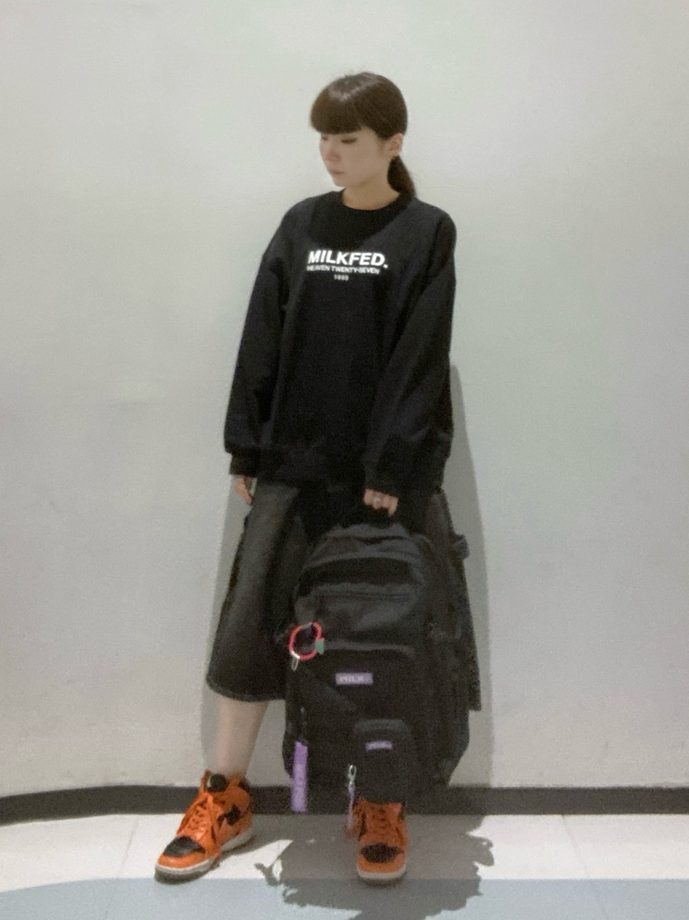 ブラック系のスウェット、パープル系のショルダーバッグ、パープル系のバックパック/リュックを着用したレディースの秋コーディネートの1枚目の写真