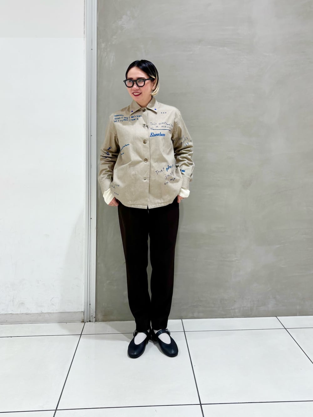 ベージュ系のTシャツ/カットソー、ホワイト系のニット/セーター、ブラウン系のその他パンツを着用したレディースの秋コーディネートの1枚目の写真