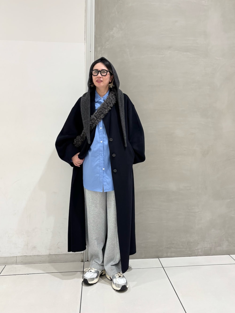 ブルー系のシャツ/ブラウス、グレー系のその他パンツ、ブルー系のテーラードジャケットを着用したレディースの秋コーディネートの1枚目の写真