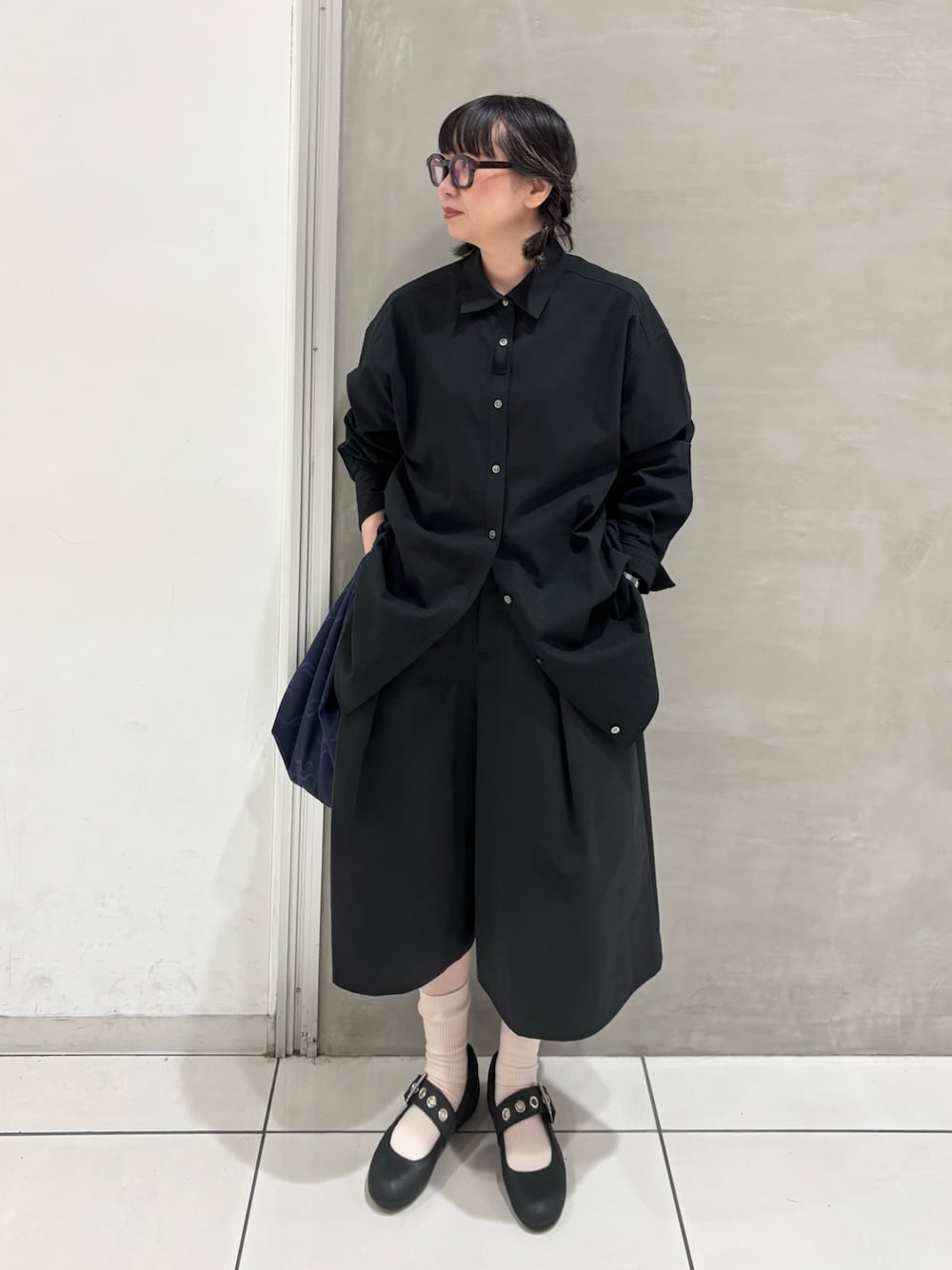 ブラック系のシャツ/ブラウス、ブラック系のその他パンツ、ブラック系のスニーカーを着用したレディースの秋コーディネートの1枚目の写真