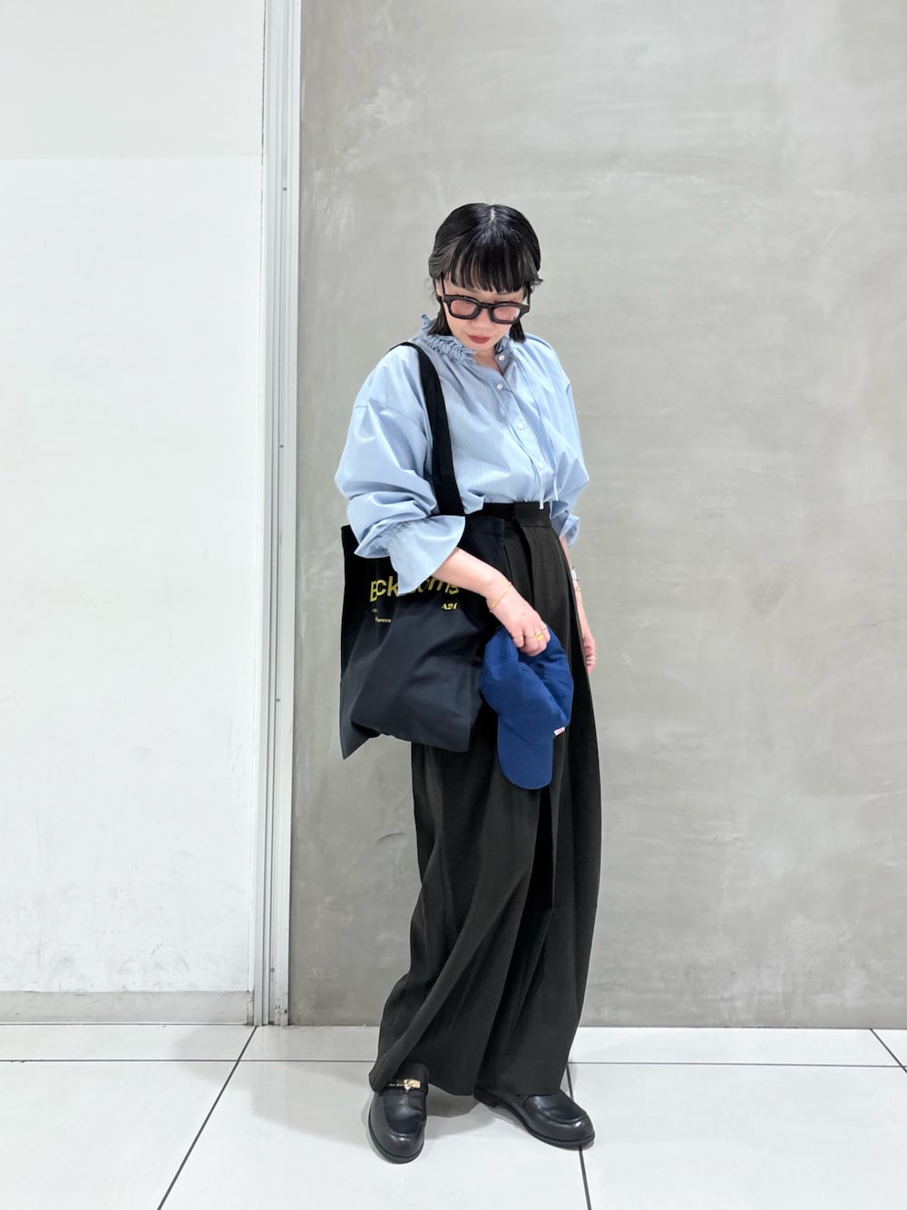 ブルー系のシャツ/ブラウス、ブラウン系のその他パンツ、ブラック系のローファーを着用したレディースの秋コーディネートの1枚目の写真