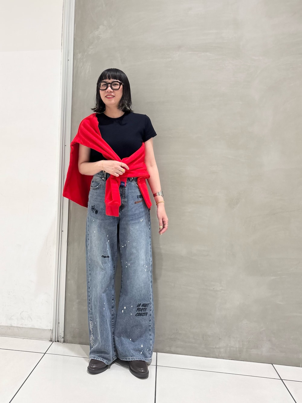 ブルー系のTシャツ/カットソー、レッド系のスウェット、ブルー系のデニムパンツを着用したレディースの夏コーディネートの1枚目の写真