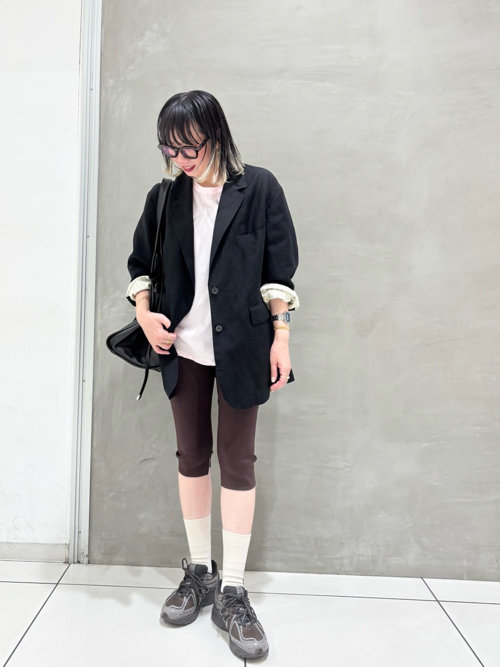 ブラック系のその他アウター、ピンク系のTシャツ/カットソー、ブラック系のトートバッグを着用したレディースの春コーディネートの1枚目の写真