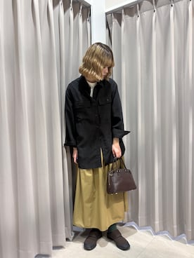 「ITEMS URBANRESEARCH（アイテムズ アーバンリサーチ）のピーチスキンシャツ（シャツ/ブラウス、ブラック系）」を使った、莉央さん（レディース・166cm）の春コーディネート