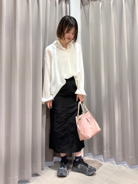 「ITEMS URBANRESEARCH（アイテムズ アーバンリサーチ）のシアーヨウリュウシャツ（シャツ/ブラウス、ホワイト系）」を使った、莉央さん（レディース・166cm）の春コーディネート