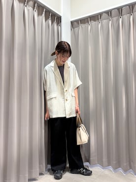「RODE SKO（ロデスコ）のフラップトートバッグ（トートバッグ、ベージュ系）」を使った、莉央さん（レディース・166cm）の夏コーディネート