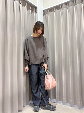 「ITEMS URBANRESEARCH（アイテムズ アーバンリサーチ）のボートネックスウェット（スウェット、グレー系）」を使った、莉央さん（レディース・166cm）の春コーディネート