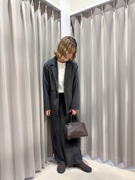 「URBAN RESEARCH（アーバンリサーチ）のキュプラギャザーIラインスカート（スカート、ブラック系）」を使った、莉央さん（レディース・166cm）の春コーディネート