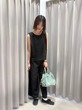 「ITEMS URBANRESEARCH（アイテムズ アーバンリサーチ）のリネンライクセットアップ（サロペット/オーバーオール、ブラック系）」を使った、莉央さん（レディース・166cm）の春コーディネート
