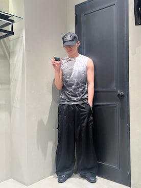 「アイテム（PC・スマホグッズ/家電、ブラック系）」を使った、森康雄さん（メンズ・178cm）の夏コーディネート