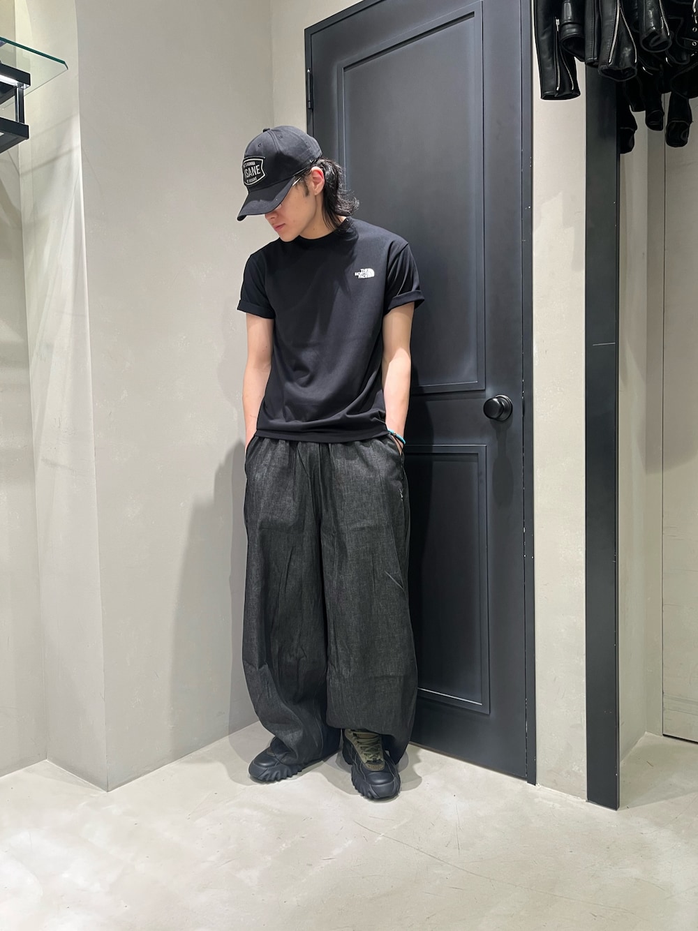 「BEAVER、BEAVER札幌、ビーバー、ビーバー(BEAVER)、ビーバー札幌、NEEDLES、デニム、Tシャツ、Tシャツ×デニム、ロゴT」｜「THE NORTH FACEのTHE NORTH FACE/ザ・ノース・フェイス  S/S Bandana Square Logo Tee バンダナスクエアロゴティー NT32446（Tシャツ/カットソー、ブラック系）」を使った、森康雄さん（骨格ナチュラル・メンズ・178cm）の夏コーディネートの1枚目の写真