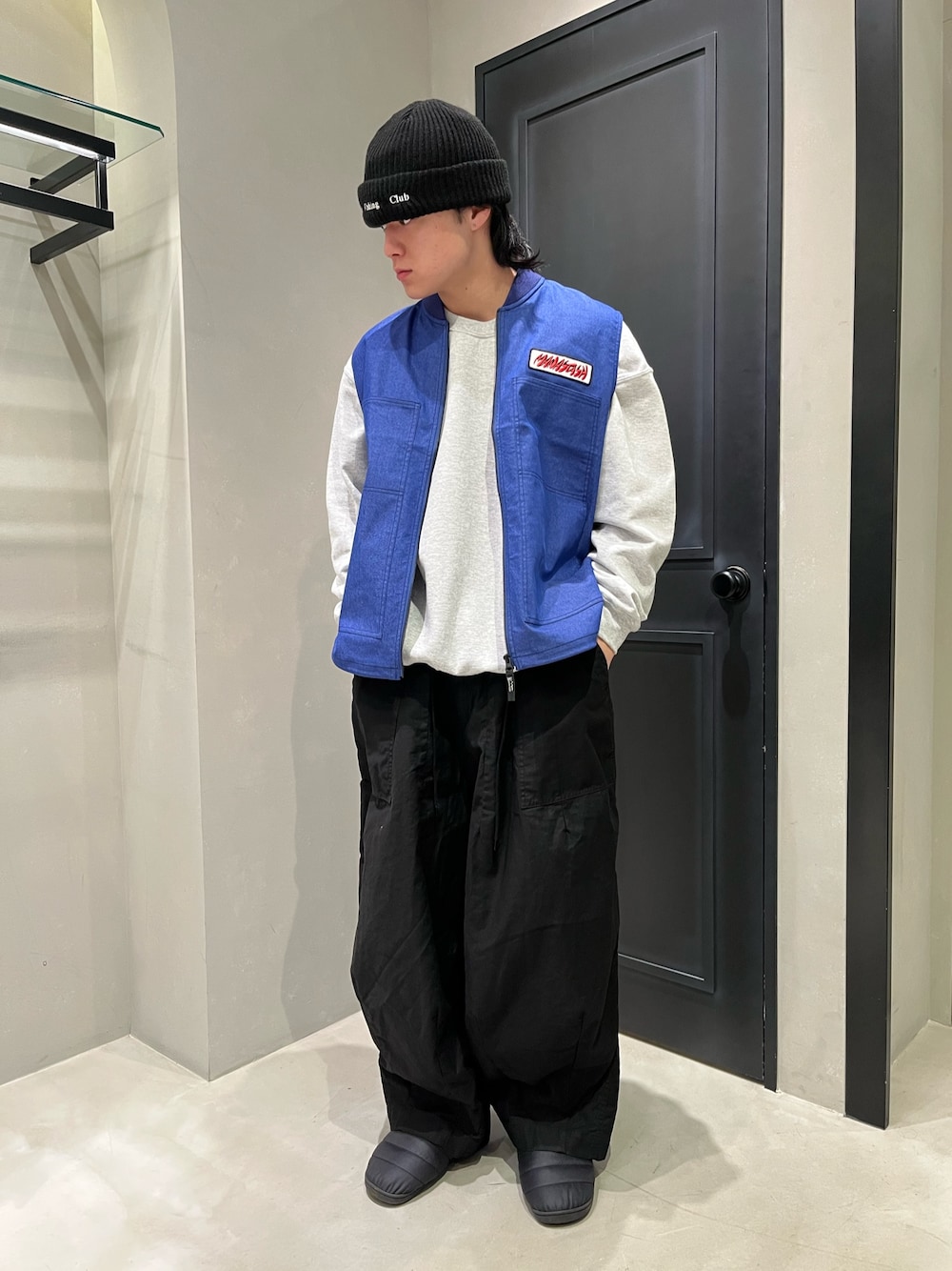 「カジュアルスタイル、大人コーデ、キレイめ、春、BEAVER、ビーバー(BEAVER)、ビーバー、ベスト、NEEDLES、HDパンツ」｜「MANASTASHのMANASTASH/マナスタッシュ　PATCHED LOGO WORK VEST/パッチドロゴワークベスト（ベスト、ブルー系）」を使った、森康雄さん（骨格ナチュラル・メンズ・178cm）の春コーディネートの1枚目の写真