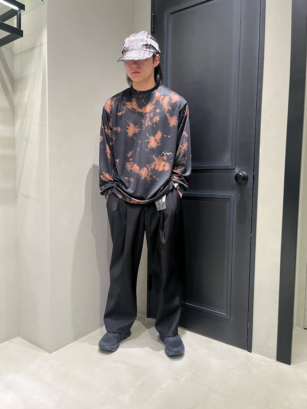 「メンズコーデ、春服コーデ、春服、BEAVER、ビーバー(BEAVER)、ビーバー札幌、スポーツミックス、On、スニーカー、パンツ」｜「BEAVERのB omnivore/ビーオムニボー  TR 2TACK PANTS（その他パンツ、ブラック系）」を使った、森康雄さん（骨格ナチュラル・メンズ・178cm）の春コーディネートの1枚目の写真