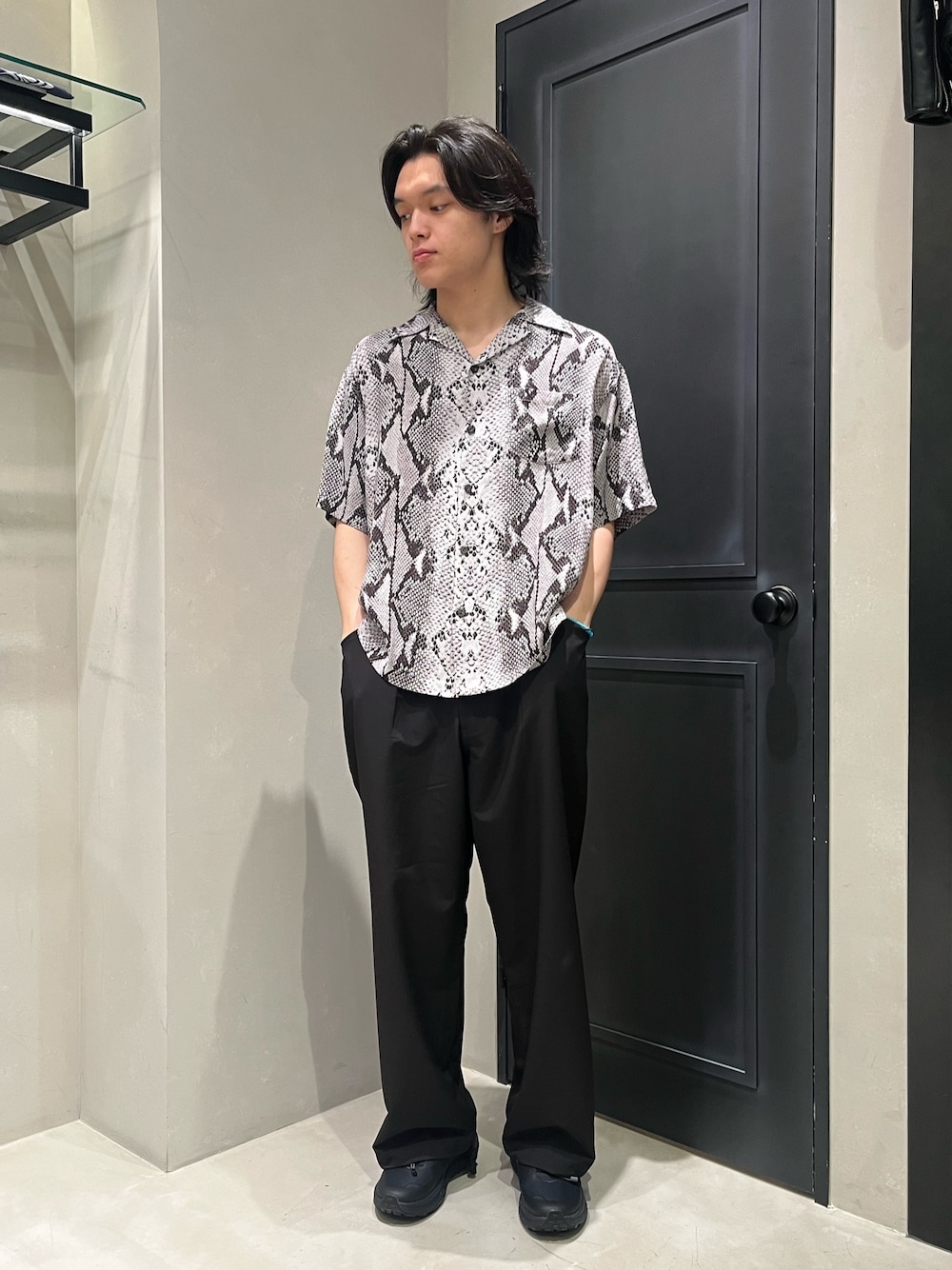 「BEAVER、BEAVER札幌、ビーバー、ビーバー(BEAVER)、ビーバー札幌、柄シャツ、SCHOTT、school、夏、夏コーデ」｜「BEAVERのB omnivore/ビーオムニボー STRETCH POLYESTER BELT LOOSE PANTS　ストレッチポリエステルベルトルーズパンツ（その他パンツ、ブラック系）」を使った、森康雄さん（骨格ナチュラル・メンズ・178cm）の夏コーディネートの1枚目の写真
