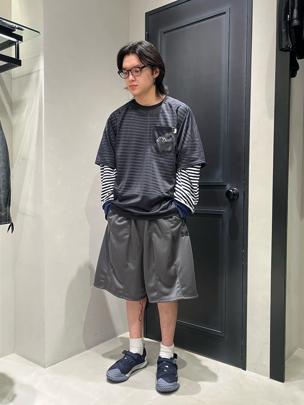 「BEAVER、BEAVER札幌、ビーバー(BEAVER)、ビーバー札幌、ビーバー、NEEDLES、ショートパンツ、ショーツ、ショーツスタイル、夏コーデ」｜「CMF OUTDOOR GARMENTのCMF OUTDOOR GARMENT/シーエムエフ アウトドアガーメント  APPROACH 02 SANDAL CMF2501-AC37（サンダル、ブルー系）」を使った、森康雄さん（骨格ナチュラル・メンズ・178cm）の夏コーディネートの1枚目の写真