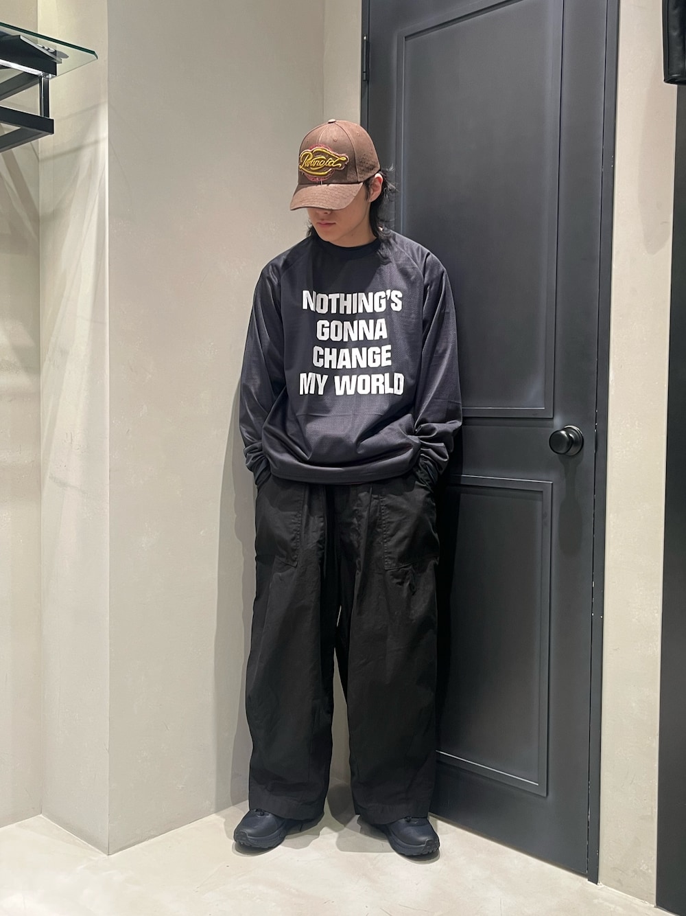 「BEAVER、BEAVER札幌、ビーバー、ビーバー(BEAVER)、ビーバー札幌、NEEDLES、HDパンツ、HOKA、CMF、春コーデ」｜「BEAVERのCMF OUTDOOR GARMENT/シーエムエフ アウトドアガーメント　QUICK DRY MESH TEE L/S（Tシャツ/カットソー、ブラック系）」を使った、森康雄さん（骨格ナチュラル・メンズ・178cm）の夏コーディネートの1枚目の写真