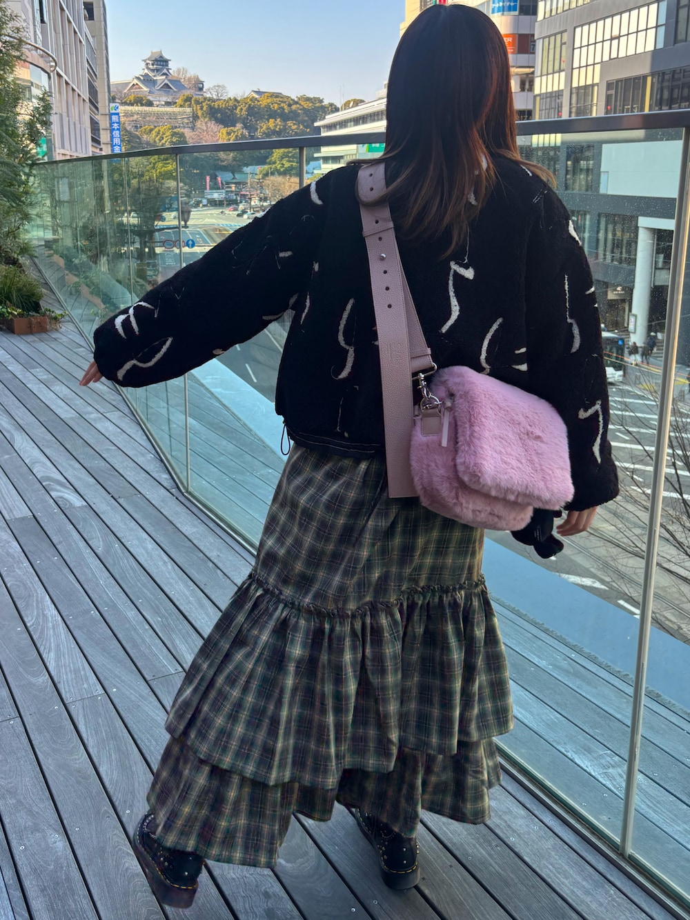 「低身長コーデ、チェックワンピース、大人ガーリー、甘めカジュアル、熊本城、熊本」｜「S / îleのアイテム（ショルダーバッグ、ピンク系）」を使った、しゃけさん（レディース・152cm）の春コーディネートの1枚目の写真