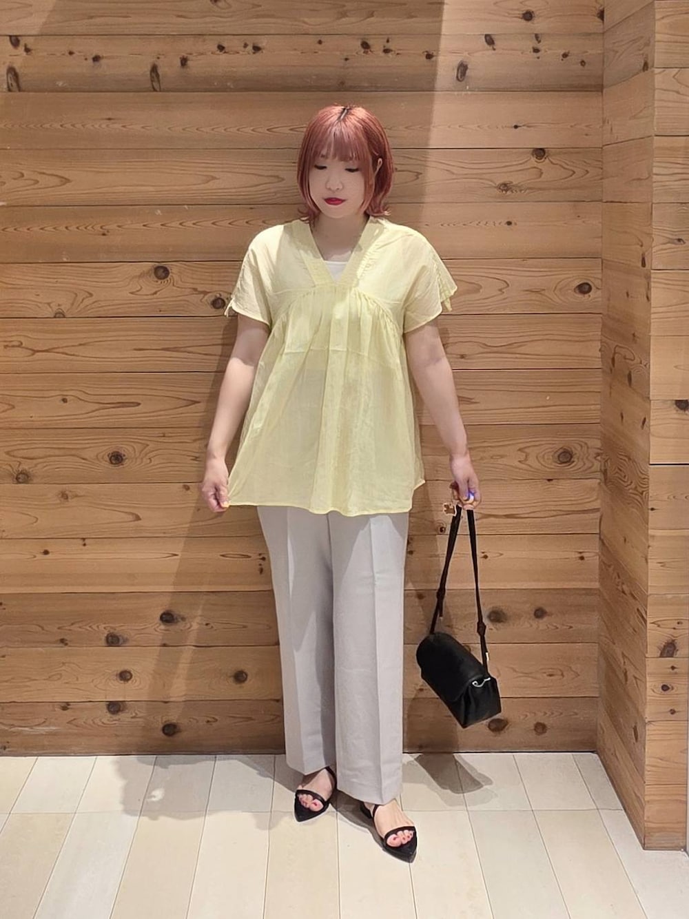 ブラック系のショルダーバッグ、グレー系のその他パンツ、イエロー系のシャツ/ブラウスを着用したレディースの夏コーディネートの1枚目の写真
