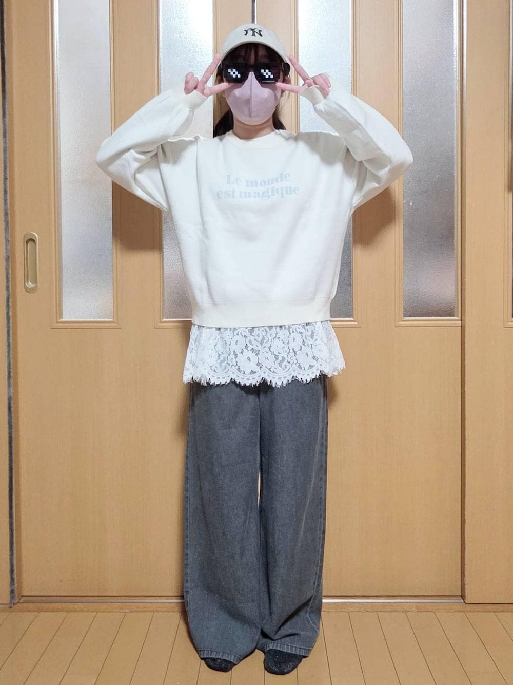 ホワイト系のTシャツ/カットソー、ホワイト系のカーディガン/ボレロ、ブラック系のつなぎ/オールインワンを着用したキッズの冬コーディネートの1枚目の写真