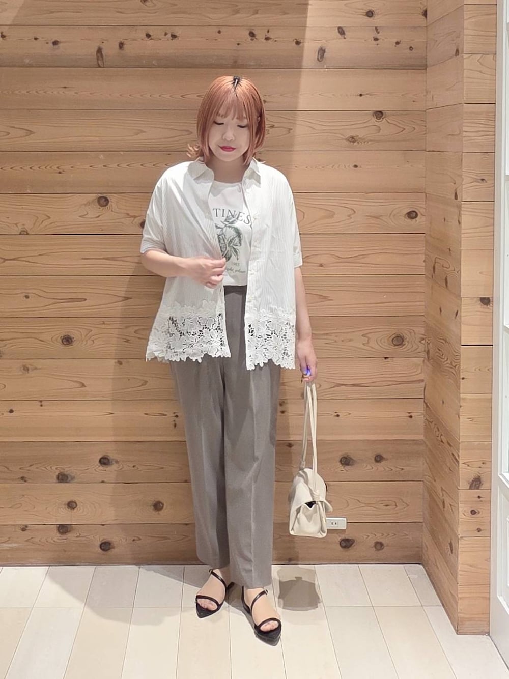 ベージュ系のショルダーバッグ、ブラウン系のその他パンツ、ホワイト系のTシャツ/カットソーを着用したレディースの夏コーディネートの1枚目の写真