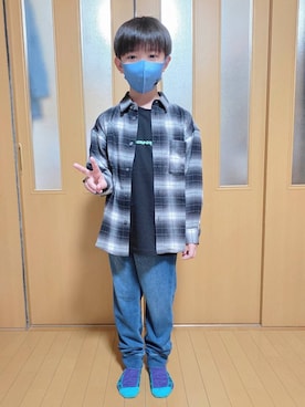 「アイテム（デニムパンツ）」を使った、テソ子さん（キッズ・136cm）の秋コーディネート