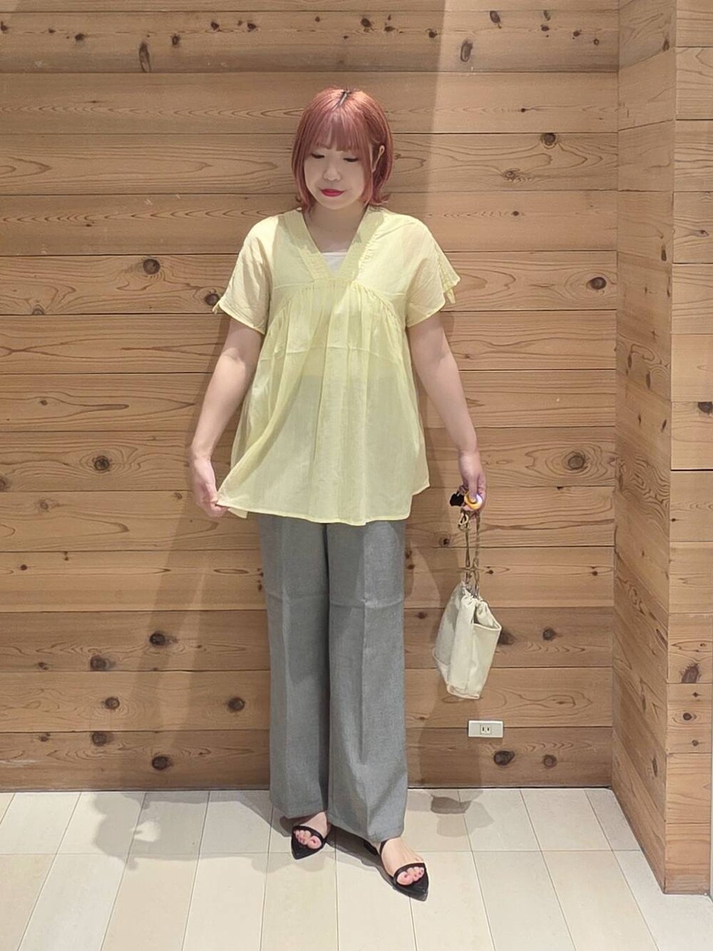 グレー系のその他パンツ、イエロー系のシャツ/ブラウス、ホワイト系のタンクトップを着用したレディースの夏コーディネートの1枚目の写真