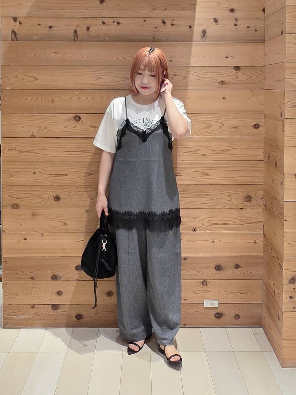 ブラック系のハンドバッグ、ホワイト系のTシャツ/カットソー、グレー系のキャミソールを着用したレディースの夏コーディネートの1枚目の写真