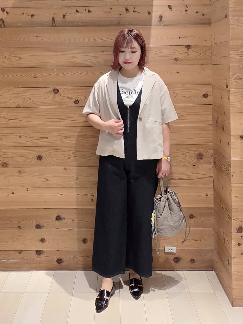 ホワイト系のTシャツ/カットソー、ブルー系のサロペット/オーバーオール、ブラック系のパンプスを着用したレディースの夏コーディネートの1枚目の写真