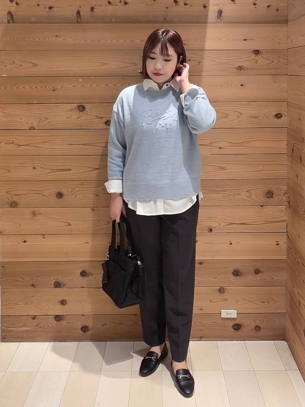 ブラック系のローファー、ブラック系のトートバッグ、ホワイト系のシャツ/ブラウスを着用したレディースの秋コーディネートの1枚目の写真