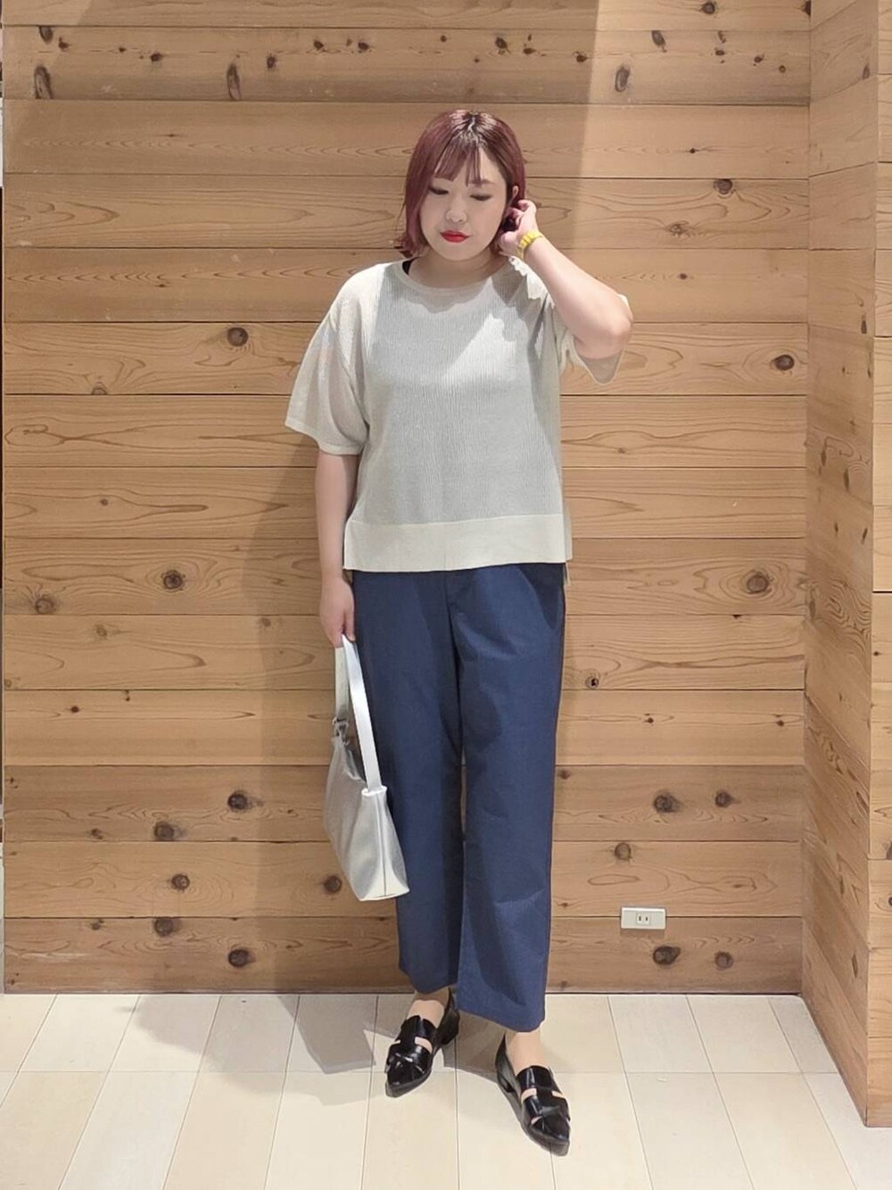 シルバー系のショルダーバッグ、ブルー系のその他パンツ、ブラック系のタンクトップを着用したレディースの夏コーディネートの1枚目の写真