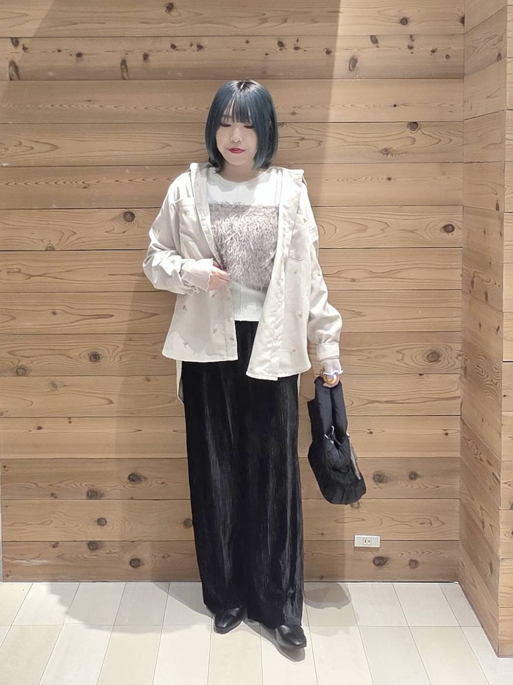 ブラック系のその他パンツ、ブラック系のブーツ、ホワイト系のTシャツ/カットソーを着用したレディースの秋コーディネートの1枚目の写真