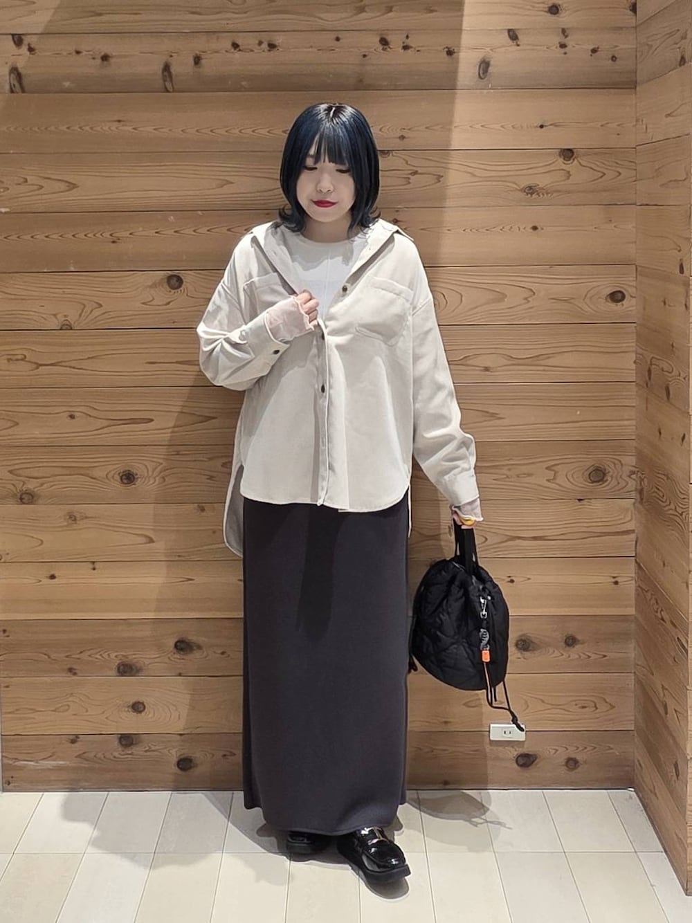 ブラック系のローファー、ブラック系のハンドバッグ、ホワイト系のTシャツ/カットソーを着用したレディースの秋コーディネートの1枚目の写真