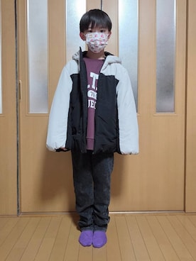 「アイテム（デニムパンツ）」を使った、テソ子さん（キッズ・136cm）の冬コーディネート