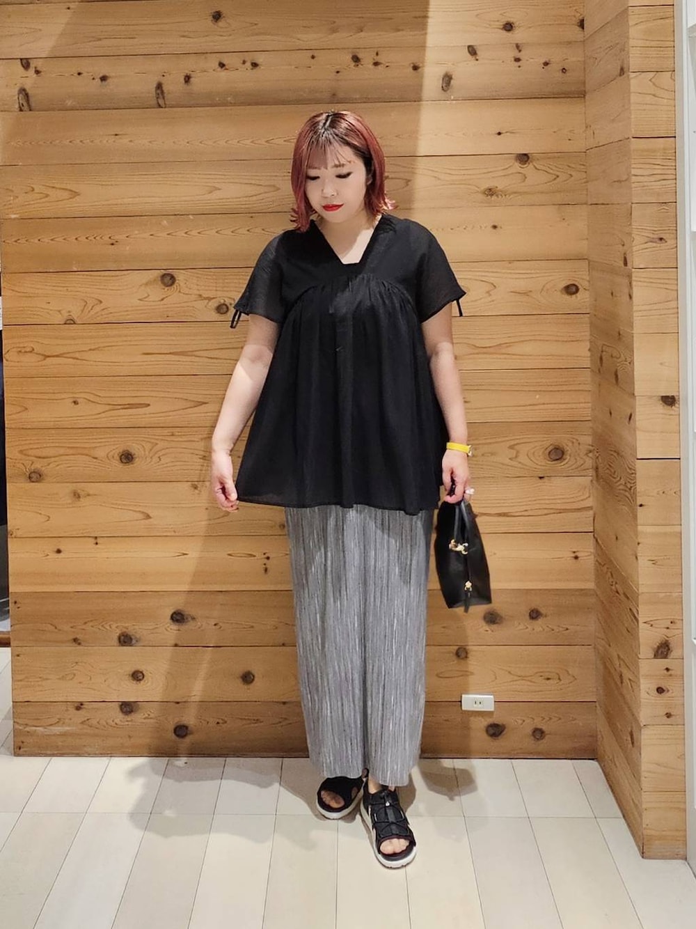 「着痩せ・細見え、セールコーデ、夏コーデ、体型カバー、若見え」｜「GLOBAL WORKのスペ軽お財布ショルダー/132336（ショルダーバッグ、ブラック系）」を使った、テソ子さん（レディース・162cm）の夏コーディネートの1枚目の写真