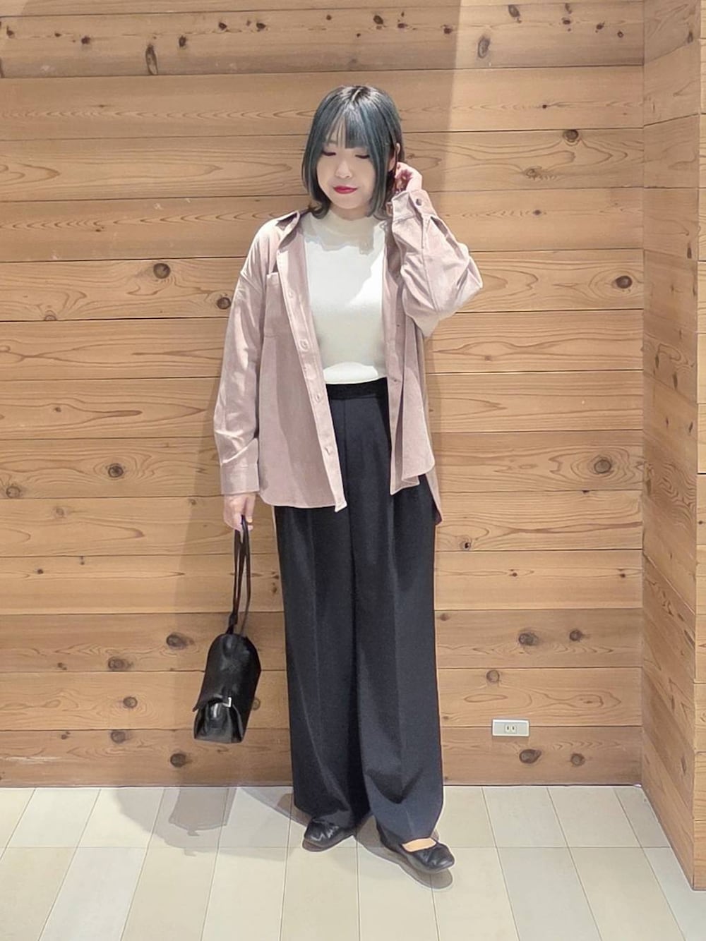 ブルー系のその他パンツ、ブラック系のバレエシューズ、ブラック系のショルダーバッグを着用したレディースの秋コーディネートの1枚目の写真