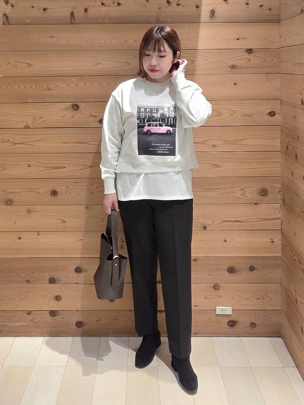 ブラウン系のショルダーバッグ、ベージュ系のチェスターコート、ブラック系のその他パンツを着用したレディースの秋コーディネートの1枚目の写真