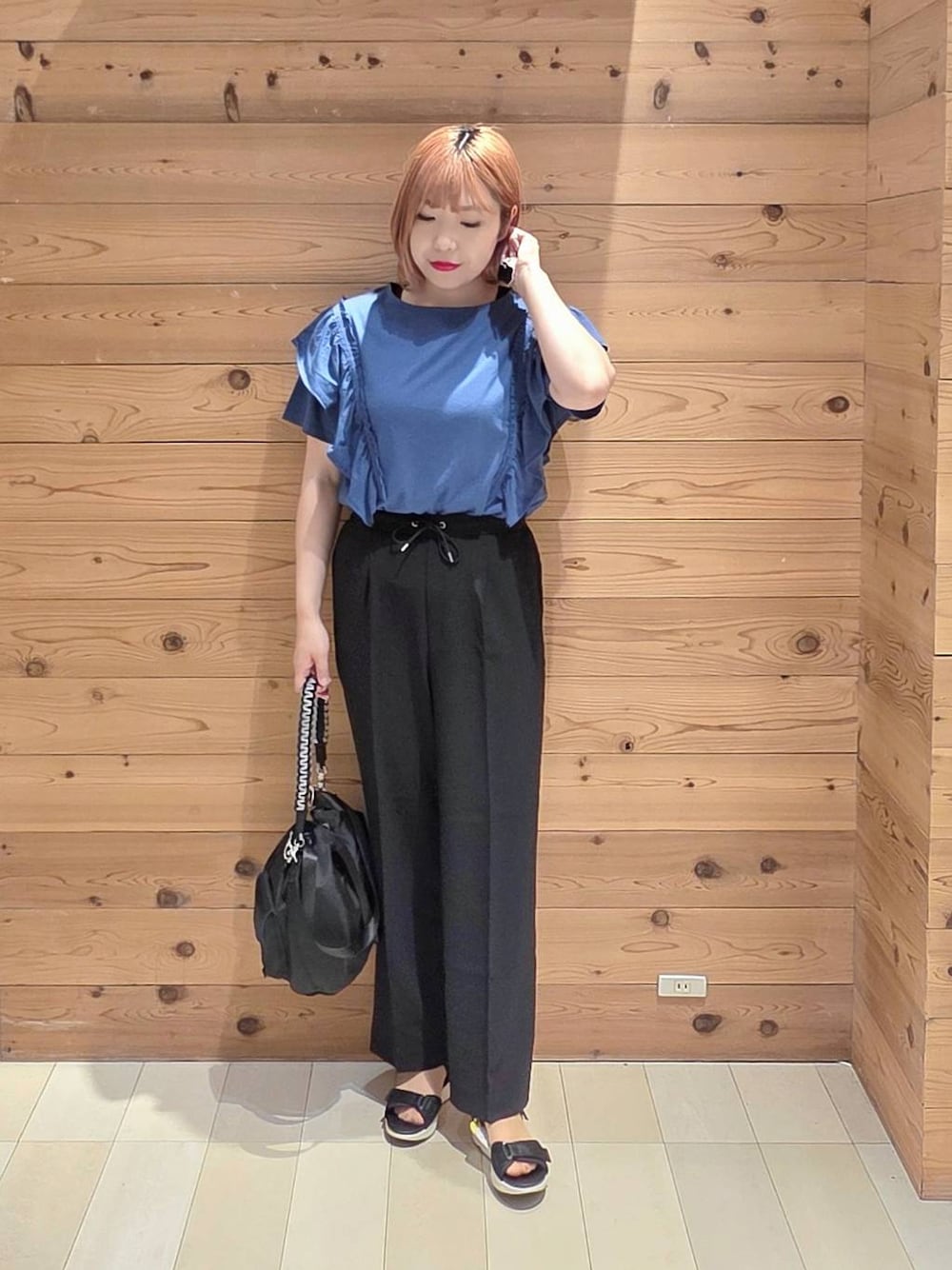 ブラック系のその他パンツ、ブラック系のサンダル、ブルー系のTシャツ/カットソーを着用したレディースの夏コーディネートの1枚目の写真