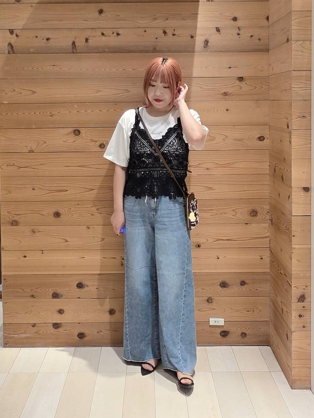 その他のショルダーバッグ、ホワイト系のTシャツ/カットソー、ブラック系のその他トップスを着用したレディースの夏コーディネートの1枚目の写真